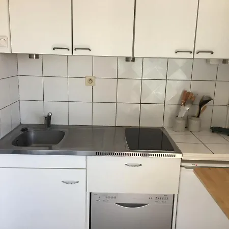 Grand En Hyper-centre De Avec Balcon, Proche Plage, Parking, Et Prestations Disponibles - Fr-1-487-327 * Cabourg