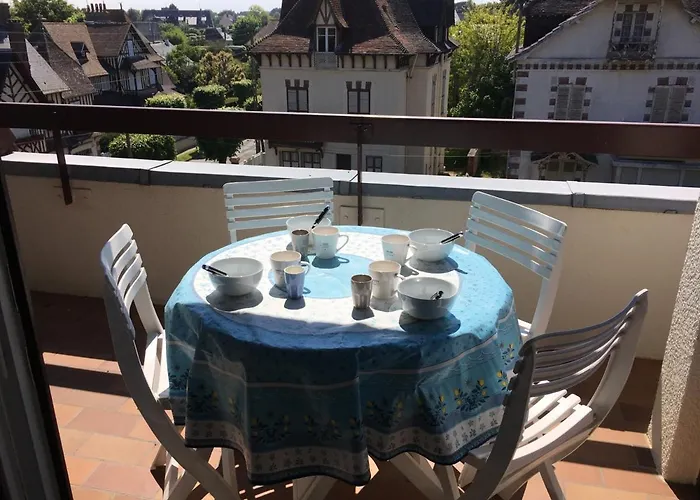 Lejlighed Grand En Hyper-centre De Avec Balcon, Proche Plage, Parking, Et Prestations Disponibles - Fr-1-487-327 Cabourg