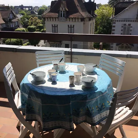 Apartment Grand En Hyper-centre De Avec Balcon, Proche Plage, Parking, Et Prestations Disponibles - Fr-1-487-327 Cabourg