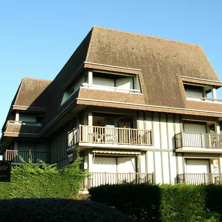 Grand En Hyper-centre De Avec Balcon, Proche Plage, Parking, Et Prestations Disponibles *