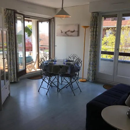 Grand En Hyper-centre De Avec Balcon, Proche Plage, Parking, Et Prestations Disponibles - Fr-1-487-327 * Cabourg