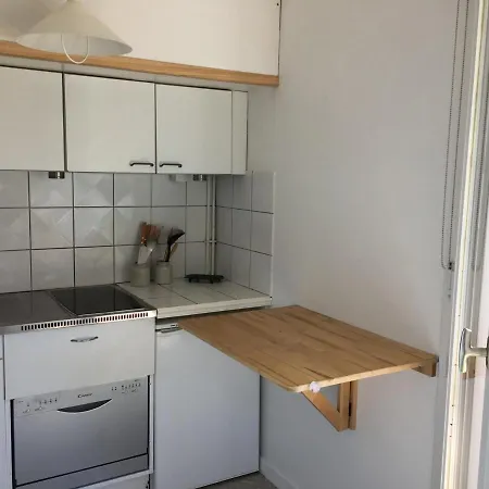 Grand En Hyper-centre De Avec Balcon, Proche Plage, Parking, Et Prestations Disponibles Cabourg