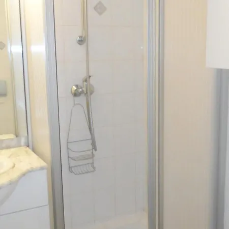 Apartment Grand En Hyper-centre De Avec Balcon, Proche Plage, Parking, Et Prestations Disponibles - Fr-1-487-327 Cabourg