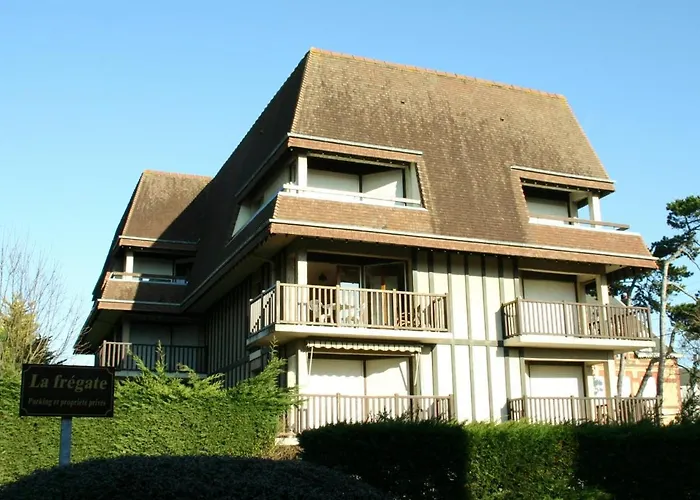 Grand En Hyper-centre De Avec Balcon, Proche Plage, Parking, Et Prestations Disponibles - Fr-1-487-327 *